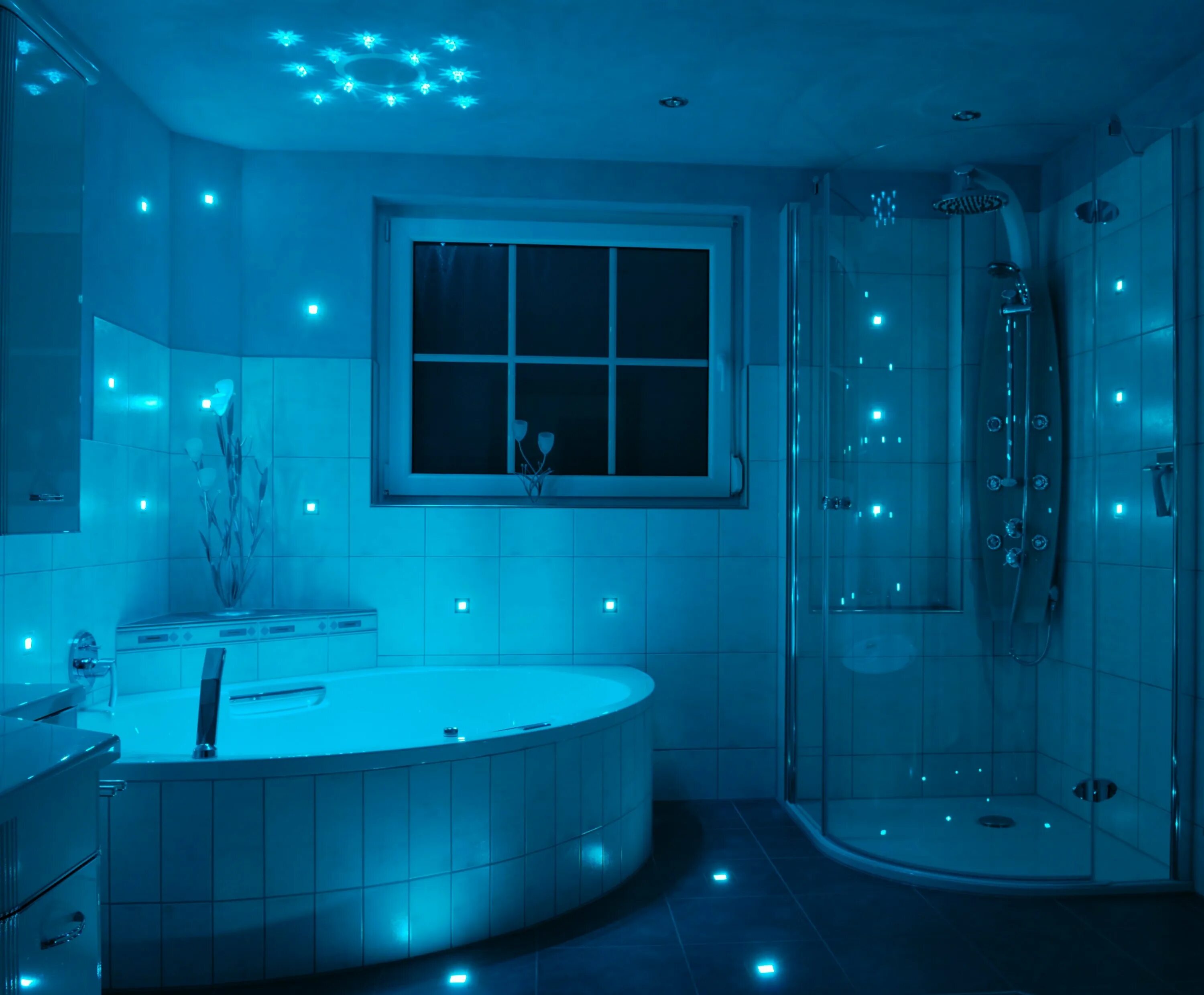 Включи свет в ванне. Ванная комната спотсветкай. Неоновая подсветка в ванной. Ванна с подсветкой. Ванная комната с подсветкой.