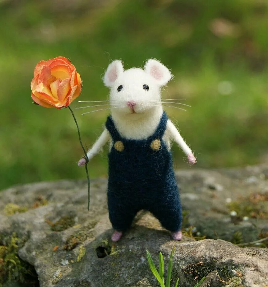 Мышь с цветами. Красивый мышонок. Милые мышки. Мышка с цветочком. Мышь мило