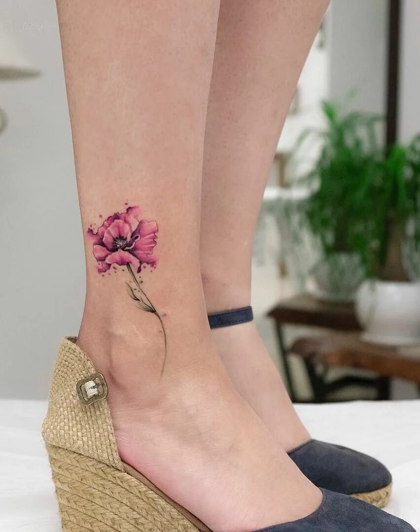 Тату цветы на лодыжке. Тату цветное на ногу. Тату цветное на ногу. Цветы на щиколотке. Тату цветное на ногу.