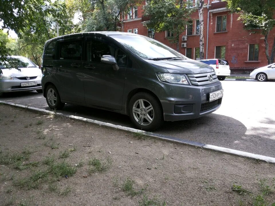 Колеса хонда спайк. Хонда Спайк 2012 года. Honda freed 2 запаска. Брызговики Honda freed Spike. Honda freed Spike ПТФ.