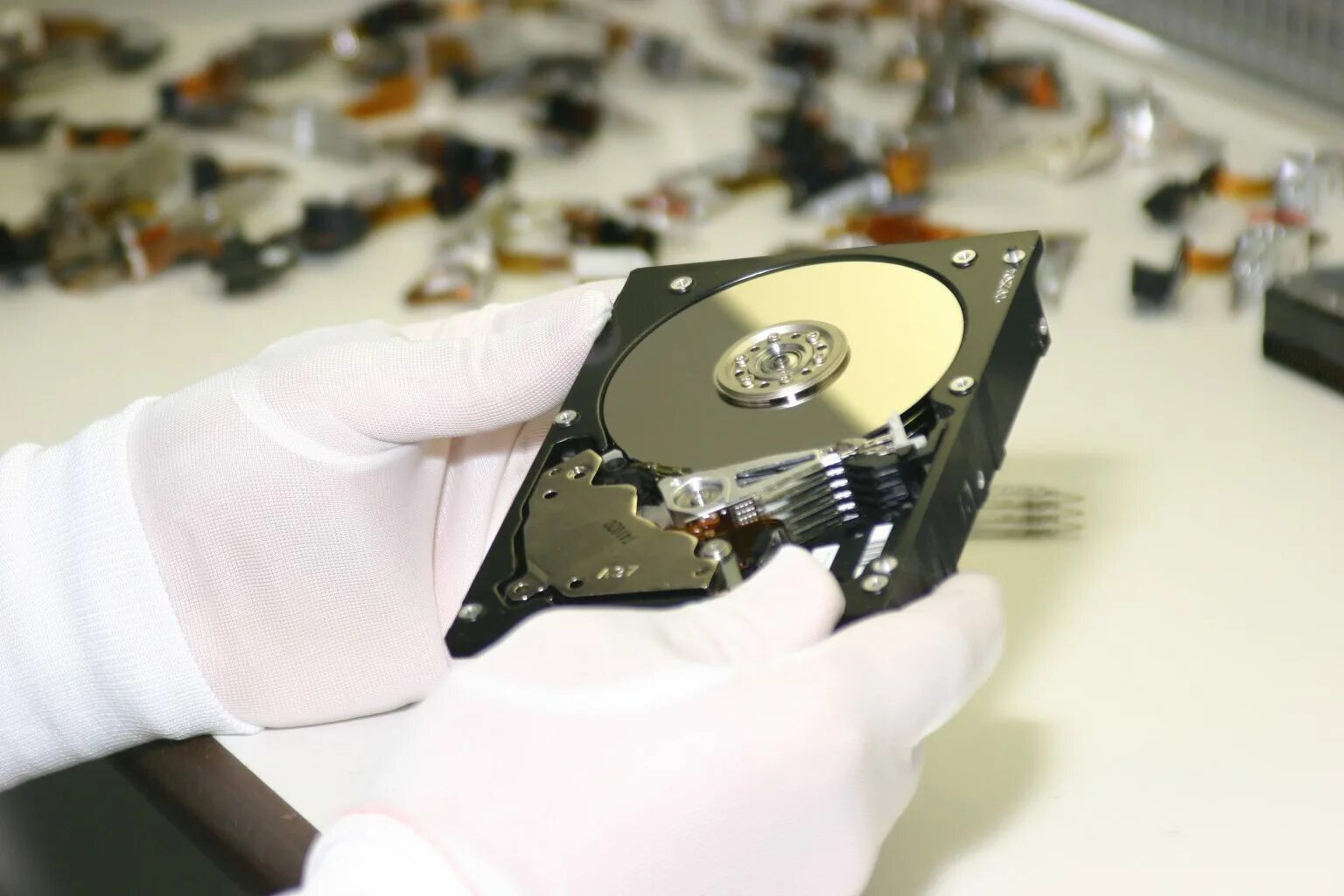 Hard drive data recovery. Hard disk recovery. hard disk recovery data.. огромный жесткий диск. жесткий диск будущего.