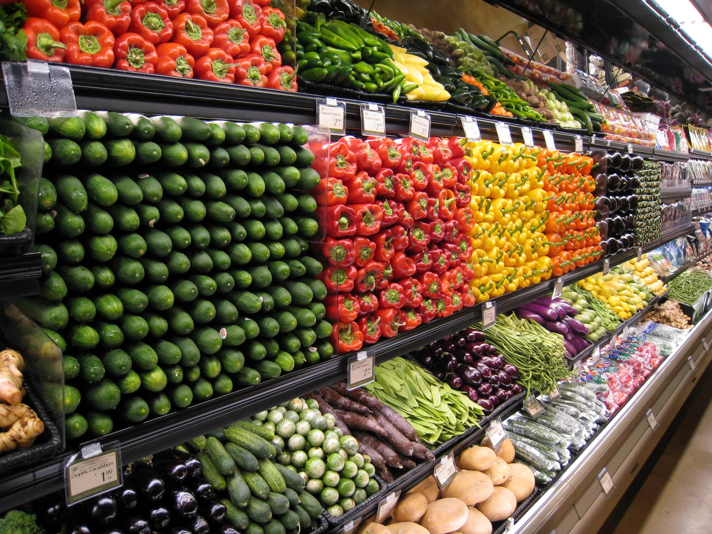 Vegetables shop. Прилавок с овощами и фруктами. Выкладка овощей и фруктов в магазине. Выкладка овощей в магазине. Витрина овощи фрукты.