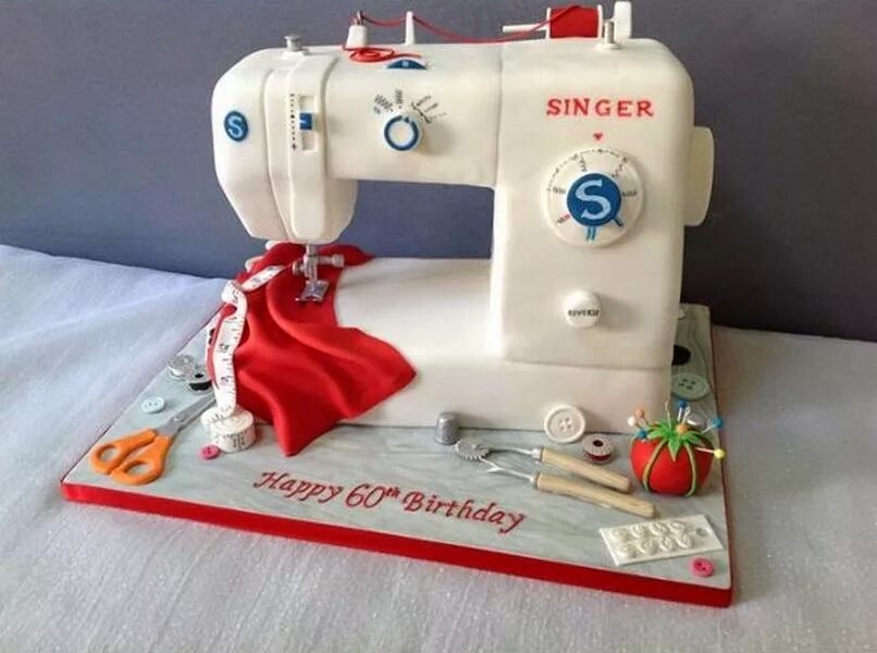 День швейной машинки. Торт швейная машинка. Торт в виде швейной машинки. Швейная машинка из мастики на торт. Торт для швеи.