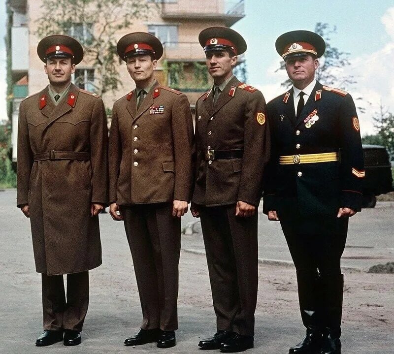 Парадный мундир офицера российской армии. Парадная форма одежды офицера. Парадная форма одежды офицера. Парадная форма офицеров армии рф 21. Парадный китель министерства обороны.