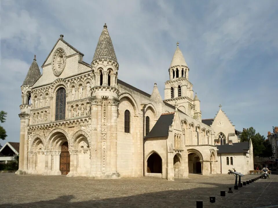 Церковь Нотр-дам-ля-Гранд в Пуатье, Франция.