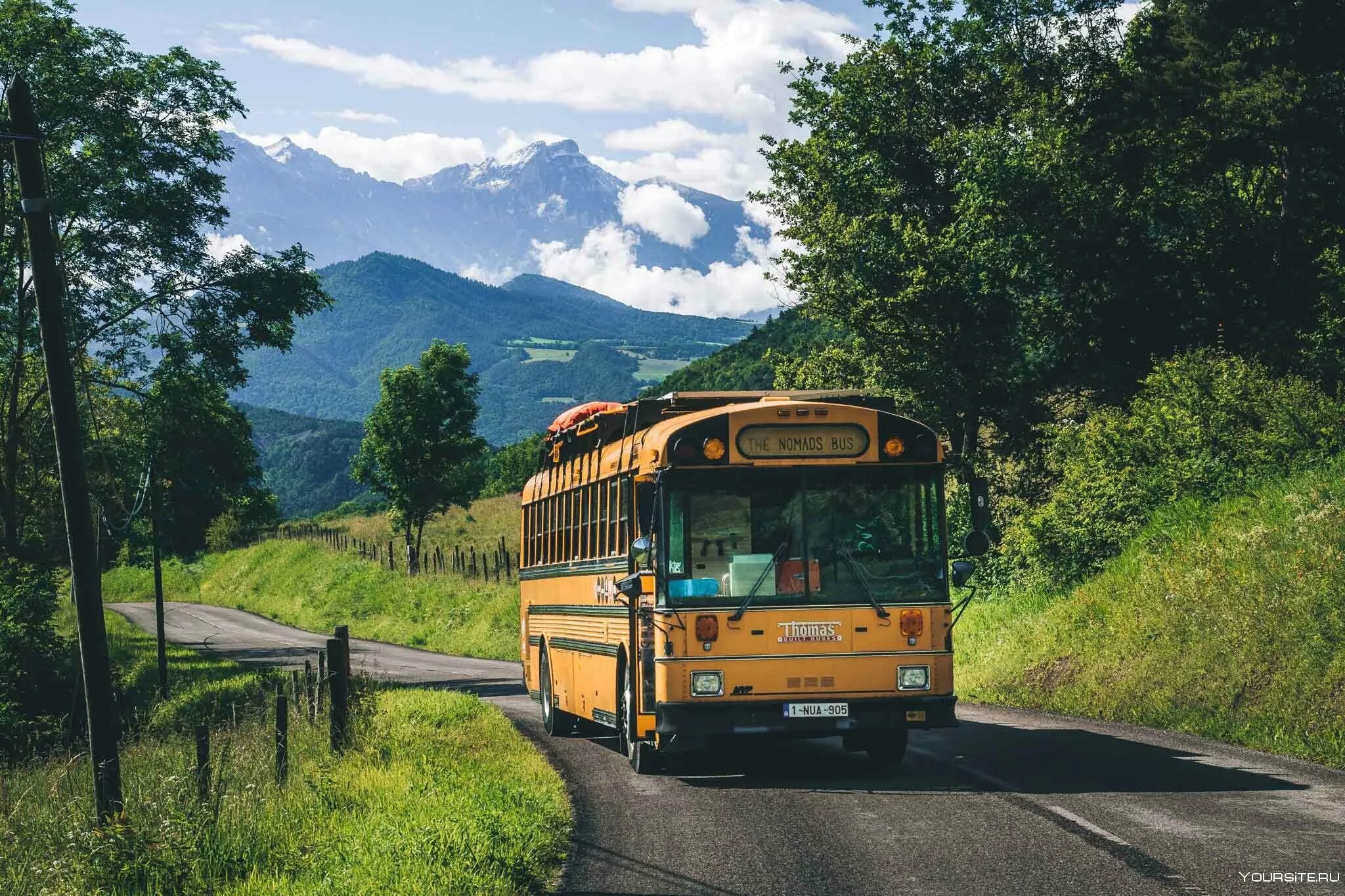 Автобус едет в горы. Автобус. Автобус в горах. Автобус на дороге. Туристический автобус в горах.