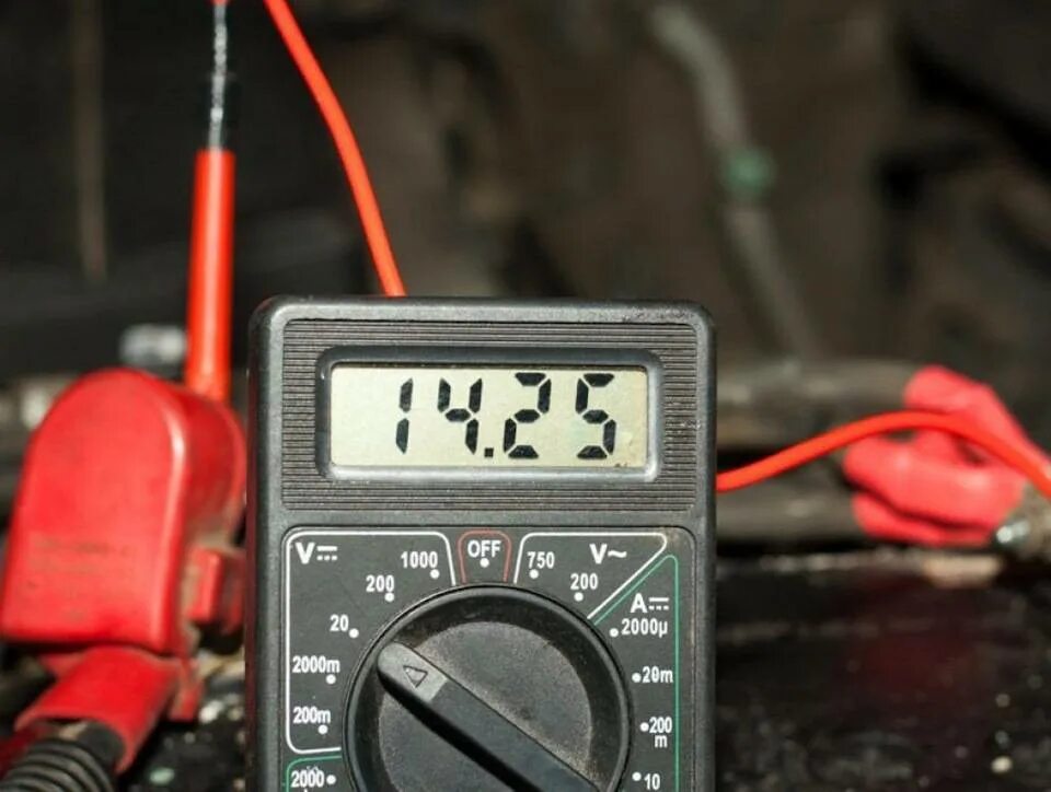 Мультиметр 12 вольт. Мультиметр измерение напряжения 12 вольт. Измерение напряжения мультиметром аккумулятора автомобиля. Замерить напряжение мультиметром 12 вольт.