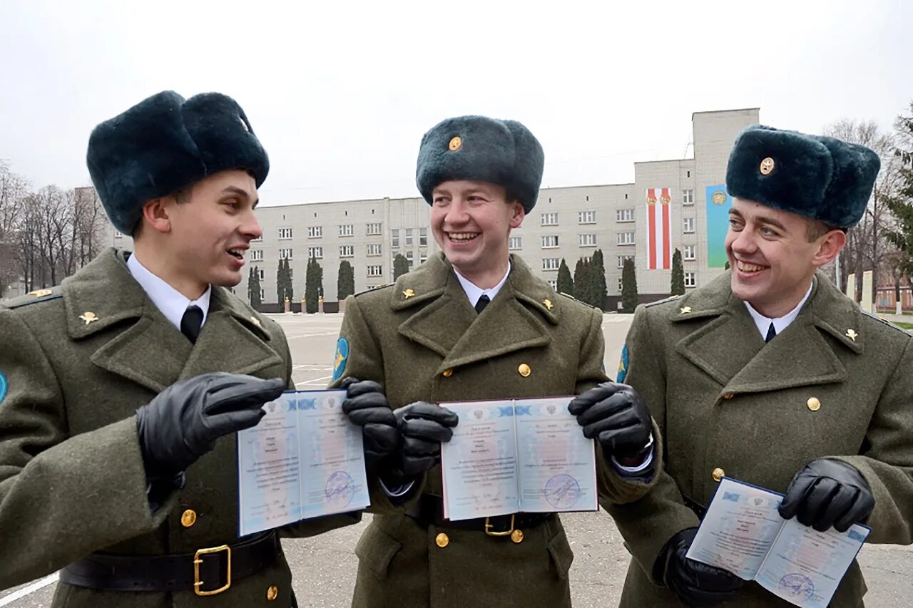 Младший сержант военный. Первый выпуск сержантов РВВДКУ. Лейтенант вс РФ. Форма сержанта Российской армии. Лейтенант Российской армии.