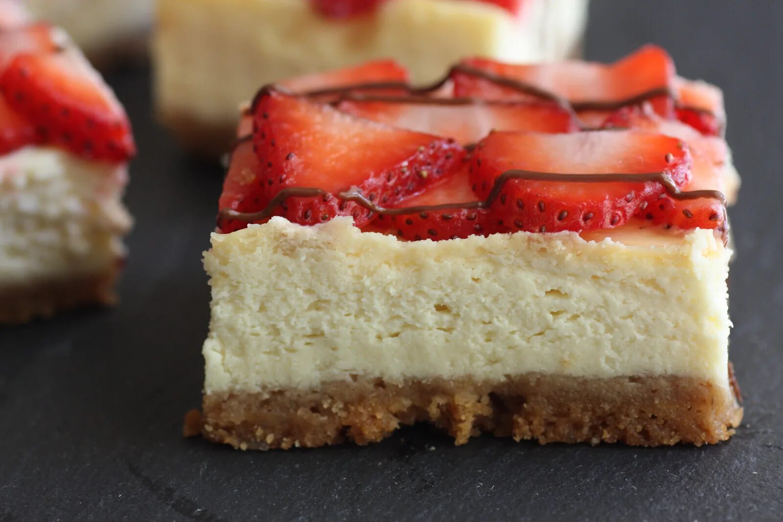 Чизкейк с маскарпоне. Чизкейк нью-йорк классический. Чизкейк нью-йорк. Чизкейк с маскарпоне. Чизкейк с маскарпоне с выпечкой.