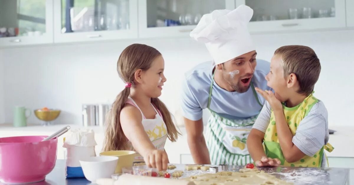 Dad a cook. Кухня для детей. Семья на кухне. Дети и родители на кухне. Готовка с детьми.