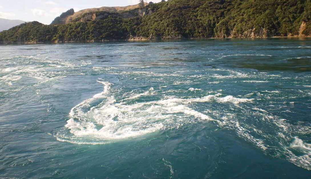 Большая часть воды. Водоворот френч пасс. Опасный океан. Водоворот у Галапагосских островов. Самый опасный океан.