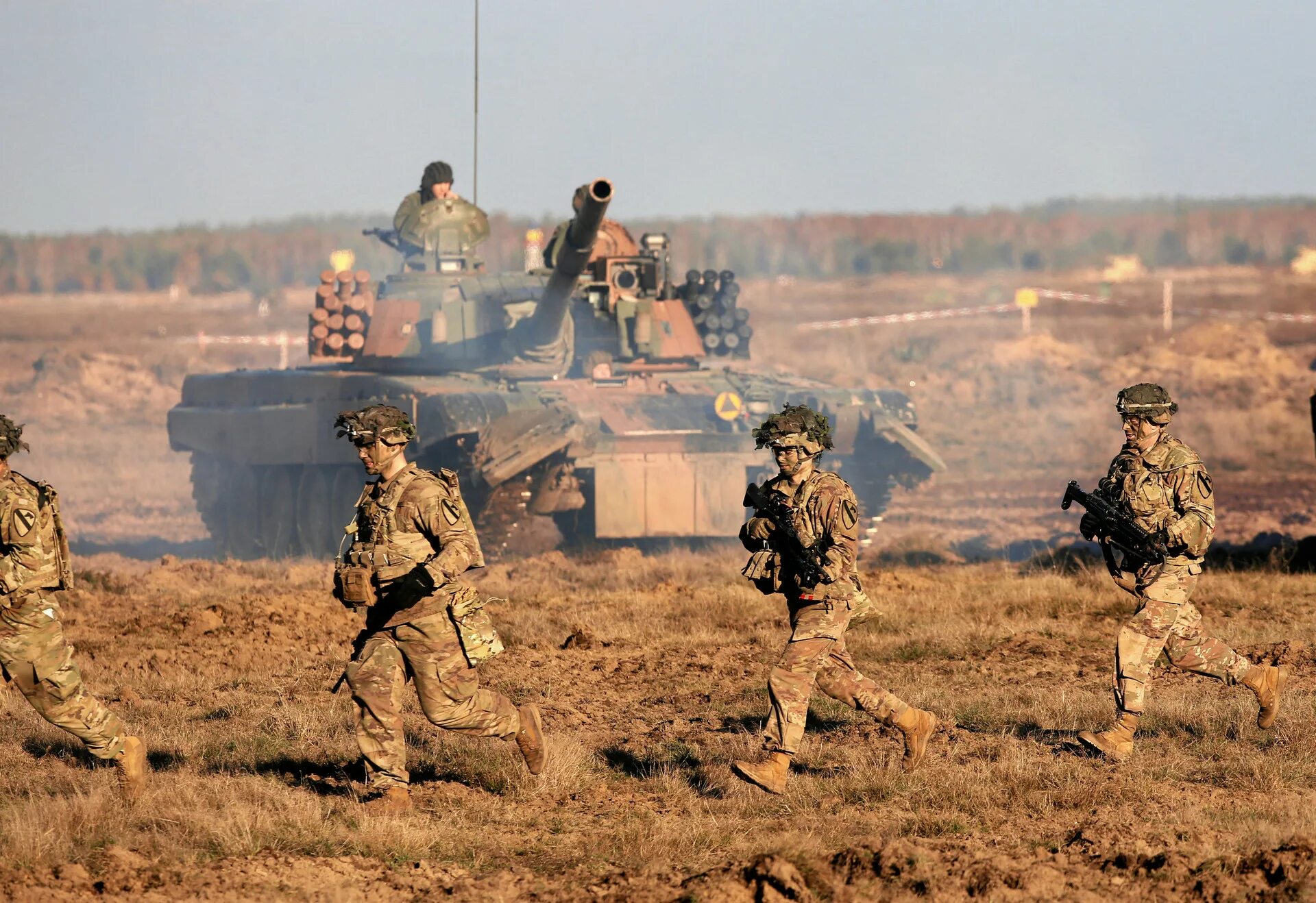 Боевые действия нато. Учения войск НАТО У границ РФ. Армия НАТО учения. Американские войска на границе с Россией. Военные учения США.