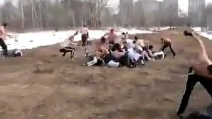 Драка толпа на толпу. Жестокие драки школьников. Манежка 2010 избитые кавказцы. Стенка на стенку драки уличные. Стрелка толпа на толпу.