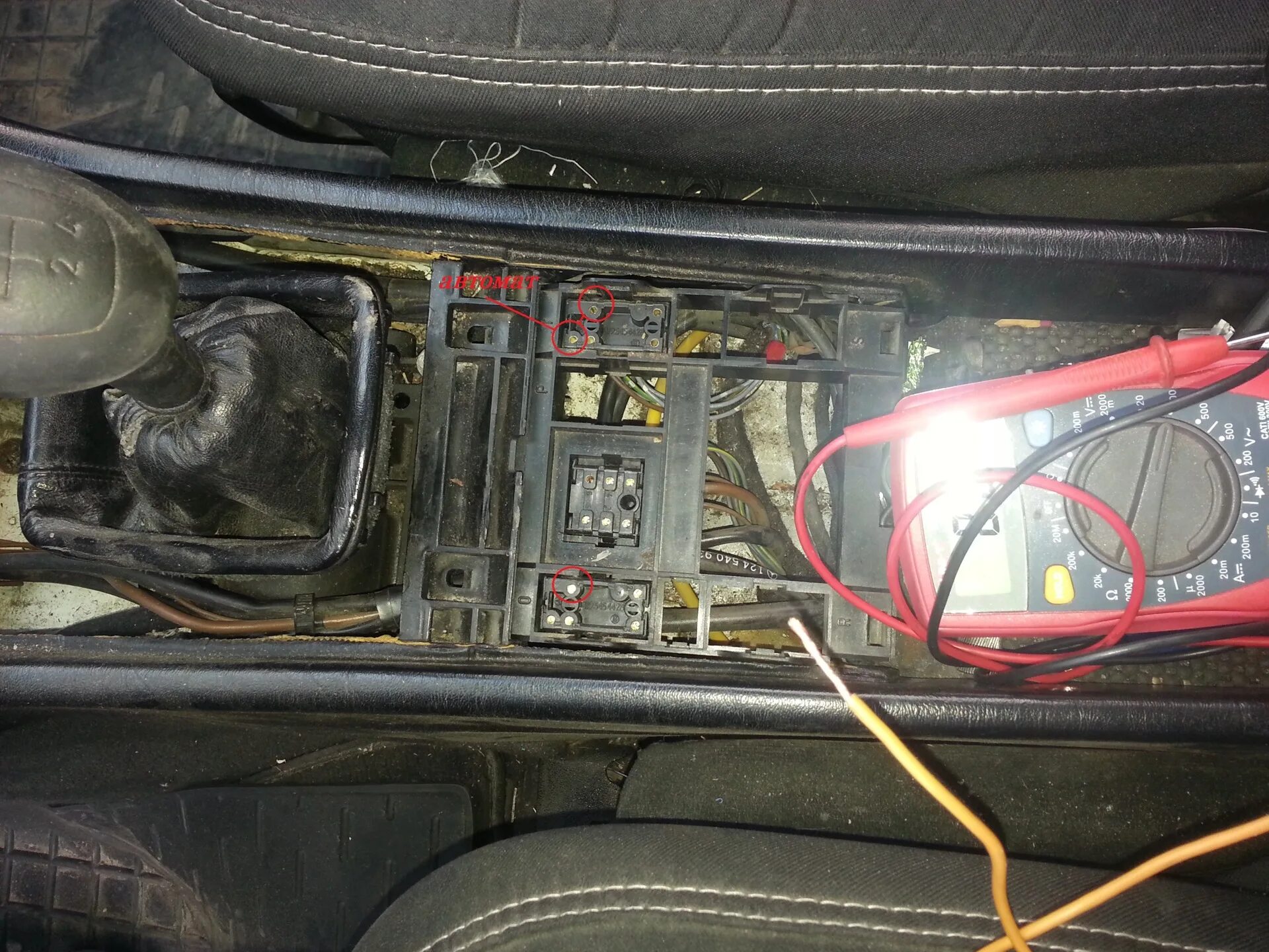 Стеклоподъемник на мерседес w124. Реле дворников мерседес 124. Мерседес 202 вакумный трупки печки. 124 не работает. Реле стеклоподъемников мерседес w124.