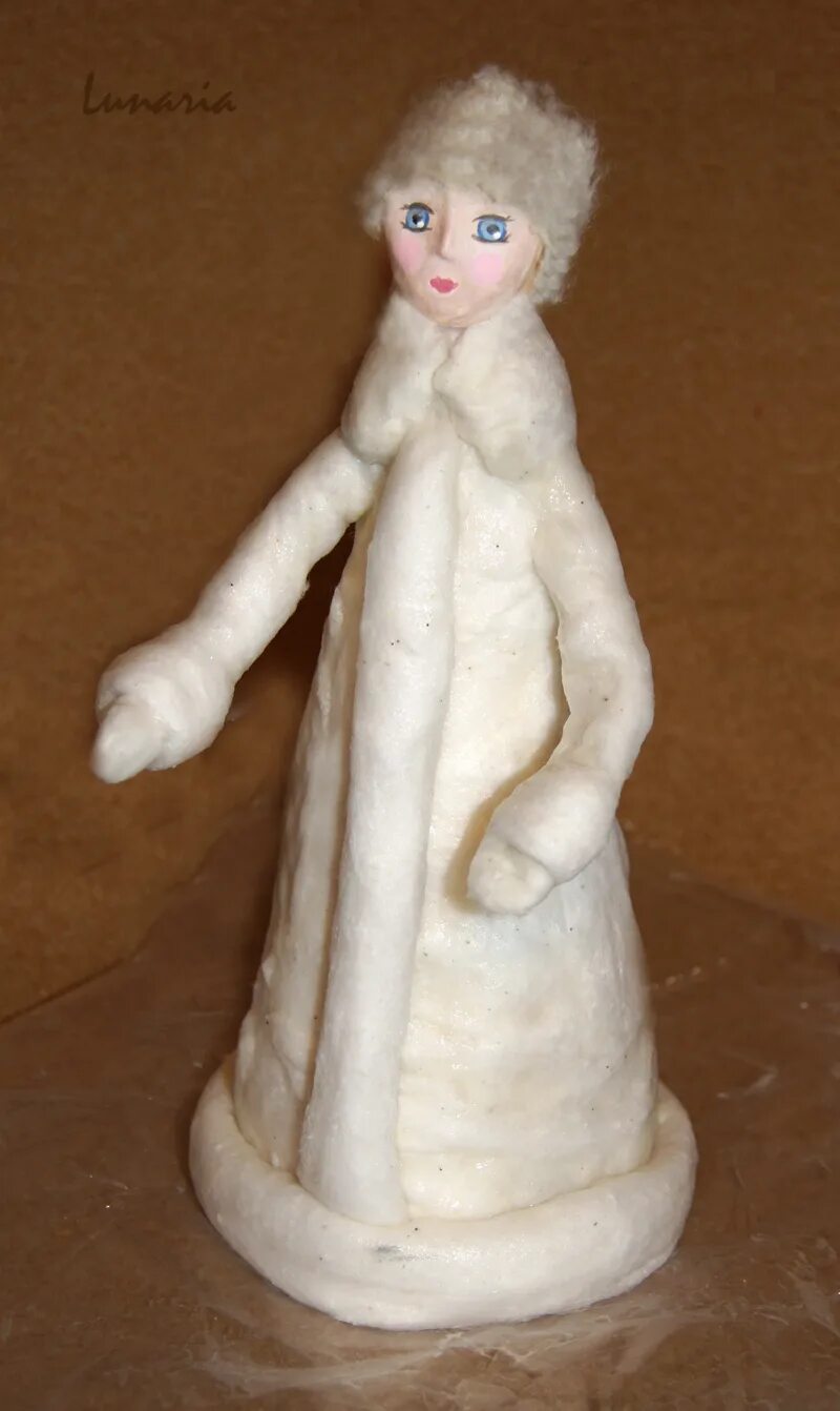 Как сделать снегурочку из ваты своими руками. Снегурочка из ваты. Ватные снегурочки. Снегурочка из ваты мастер класс. Снегурочка в красном пальтишке кукла из ваты.