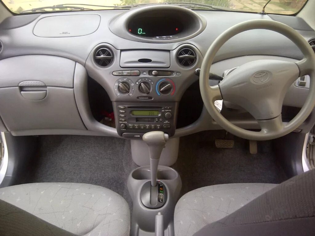 Toyota vitz 2000 года. Тойота Витц 2000 салон. Toyota Vitz 2000 салон. Панель Тойота Витц 2000. Панель Тойота Витц 1999.