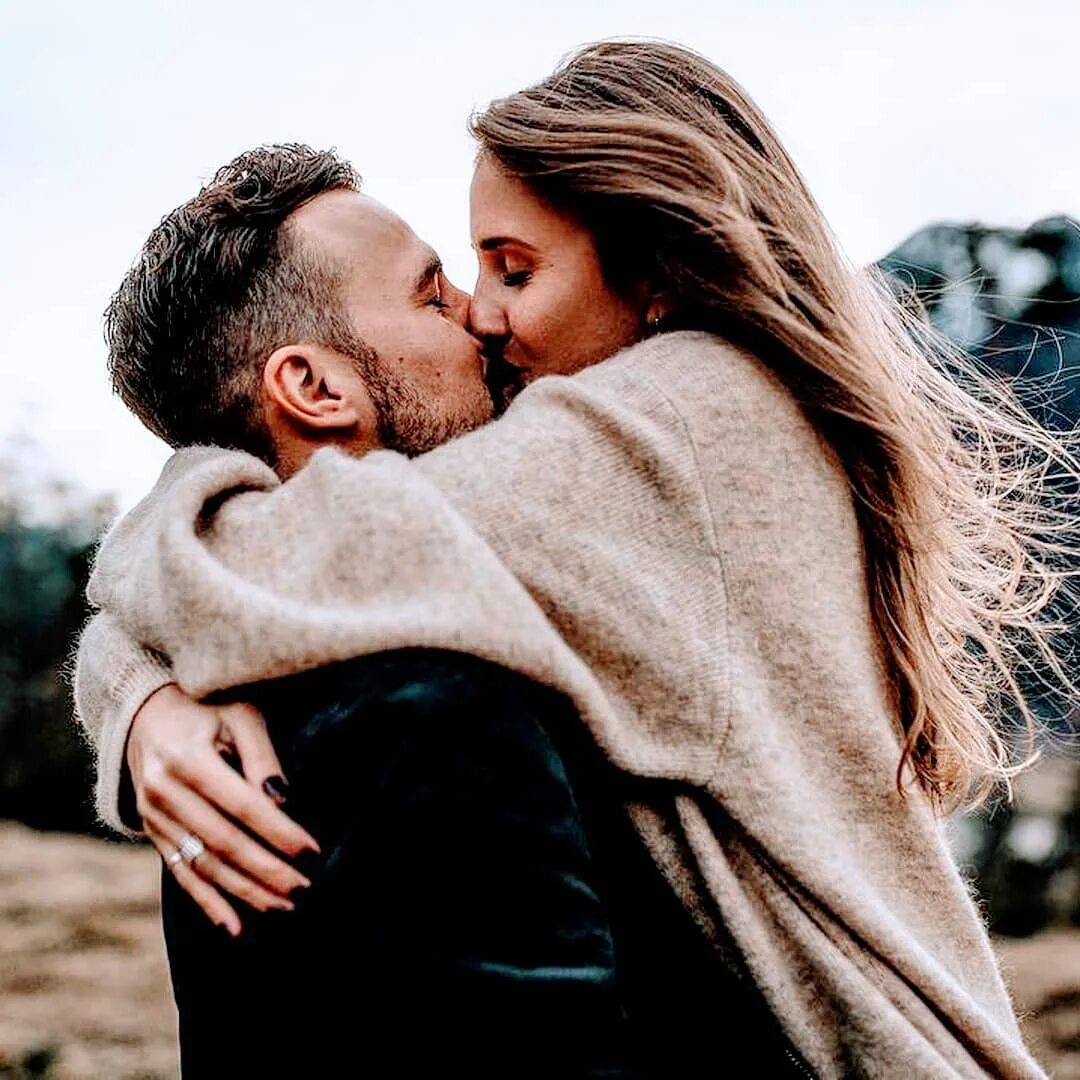 Мужчина и женщина нежность. Романтичные картинки. Обнимание парня и девушки. Очень теплые отношения. Объятия влюбленных.