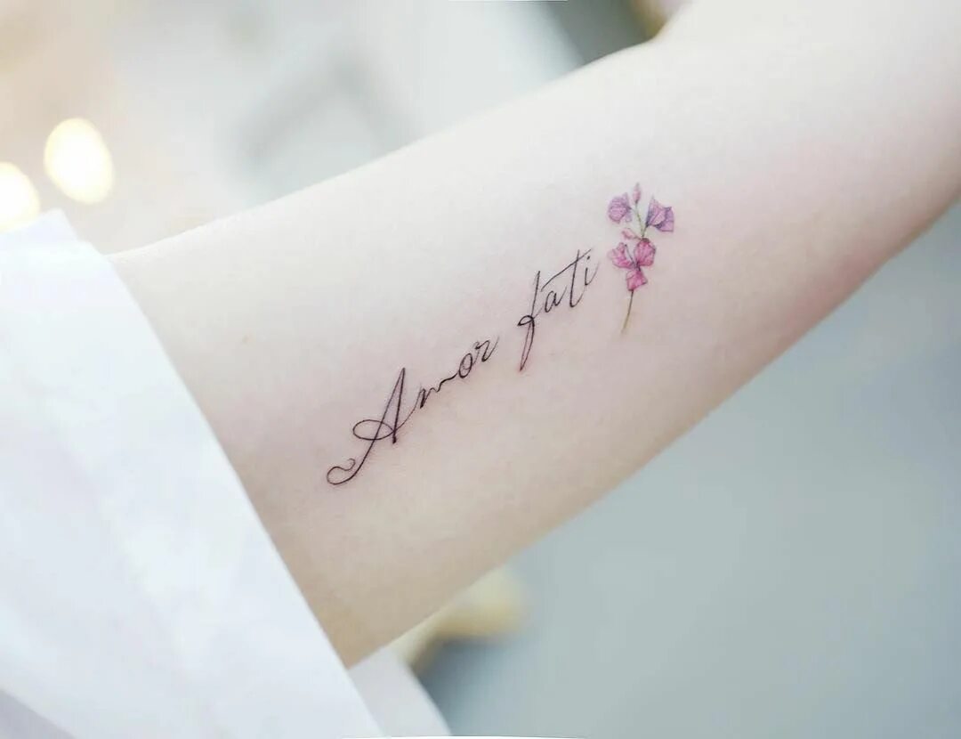 Amor fati тату эскиз. Мини тату amor. Тату amore на запястье. Тату амор амор. Татуировка амор на руке.