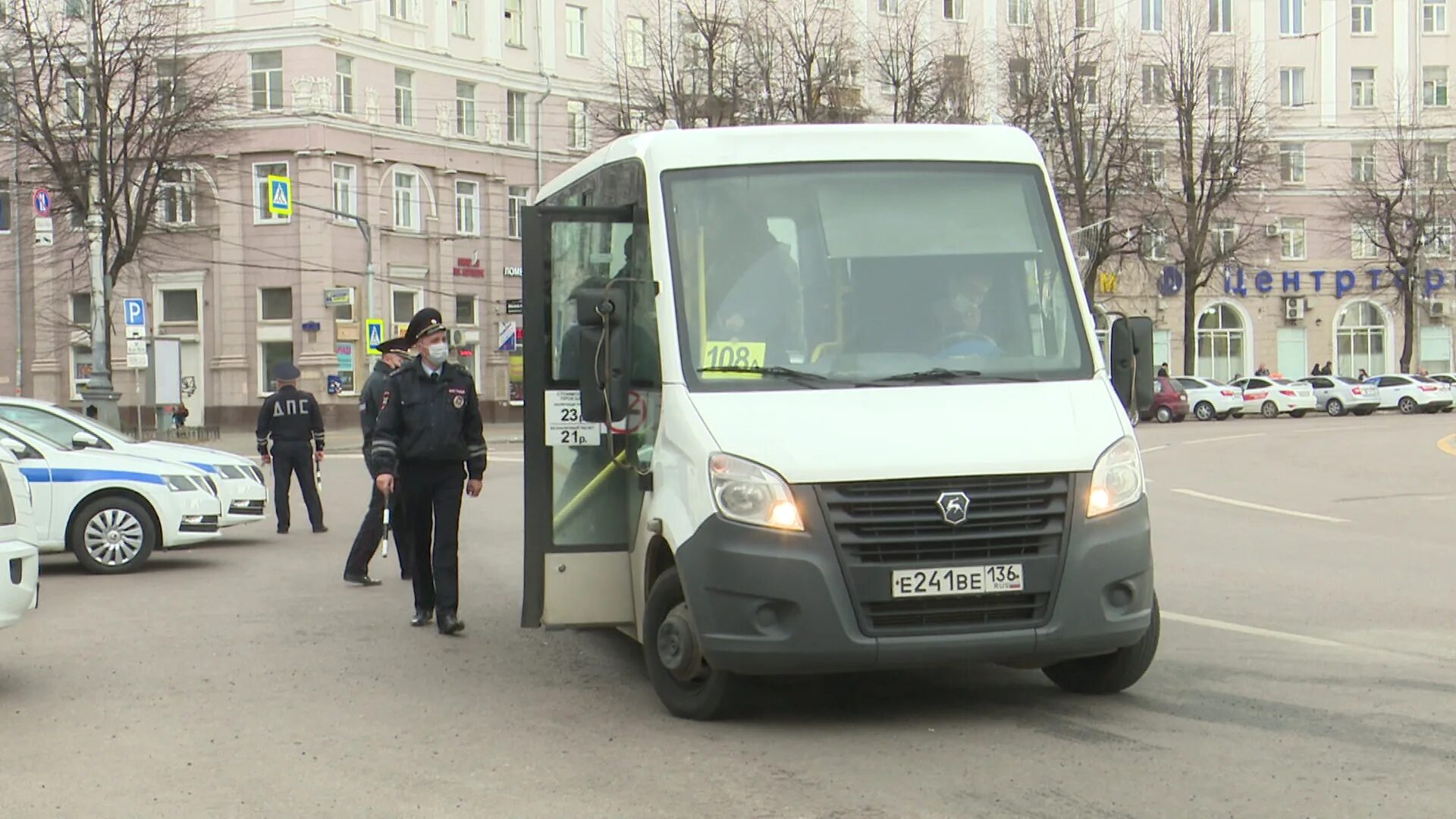 Автобус маршрутка. 40 Автобус. Пассажиры в автобусе. Воронежский автобус. Изменение 40 маршрута