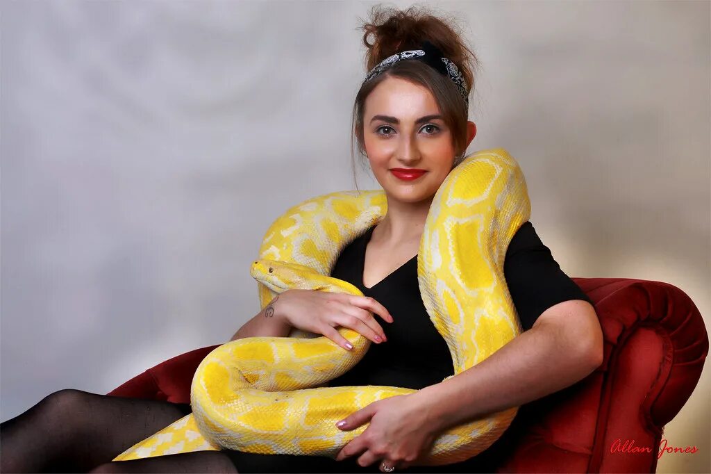 Девушка питона. Желтый питон и девушка. Косплей змеи с хвостом. Milla Snake фото. Ава девушка с желтым питоном на сером мустанге.