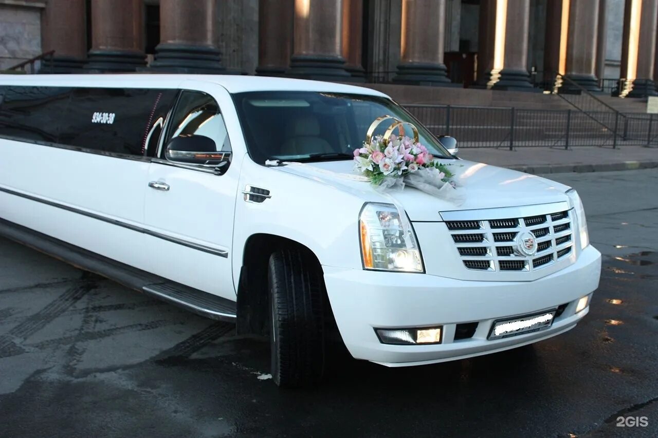 Прокат автомобилей санкт. Cadillac Escalade лимузин. Свадебный Кадиллак Эскалейд. Кадиллак Эскалейд на свадьбу. Lincoln Versailles лимузин.