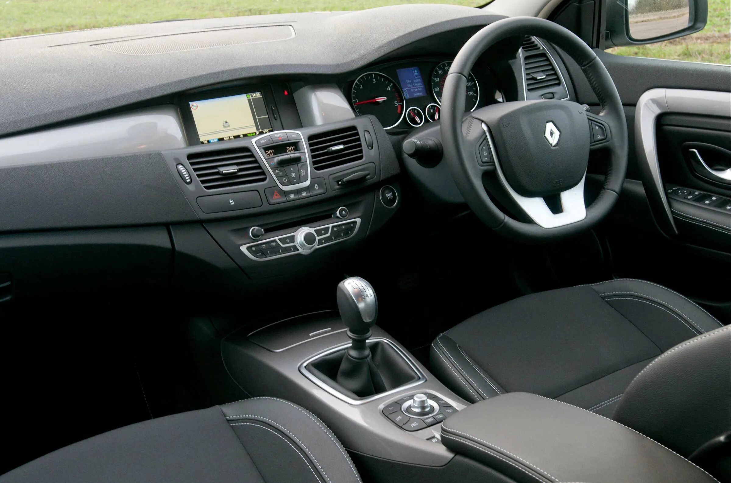 Renault laguna 3 interior. Рено лагуна 3 универсал салон. Renault laguna 3 салон. Рено лагуна 2010 салон. Renault laguna 3 interior.