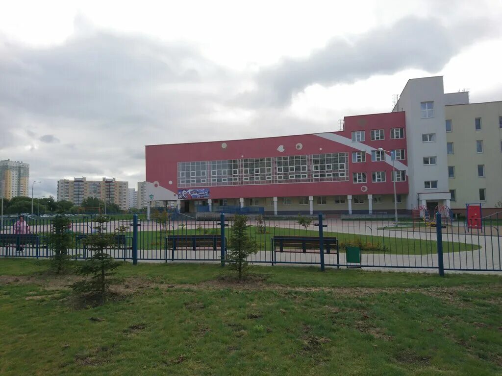 55 школа стадион. «средняя школа № 28 г. Сайты средних школ минска. Сайты средних школ минска. Средняя школа 40 минск.