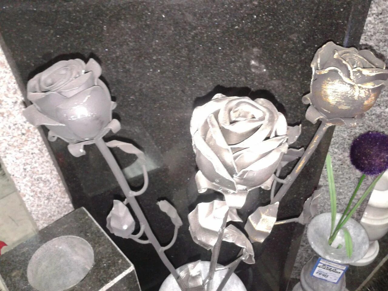 Металлические цветы на кладбище. Цветы из металла. Кованые розы из металла. Кованые цветы из металла.