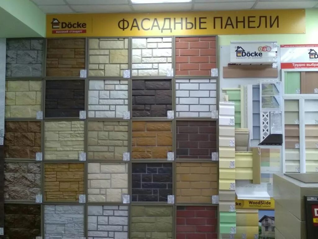 пластиковые полотна на стену. обойный магазин. ассортимент пластиковых панелей. магазин пластиковых панелей. рулоны обоев для стен.