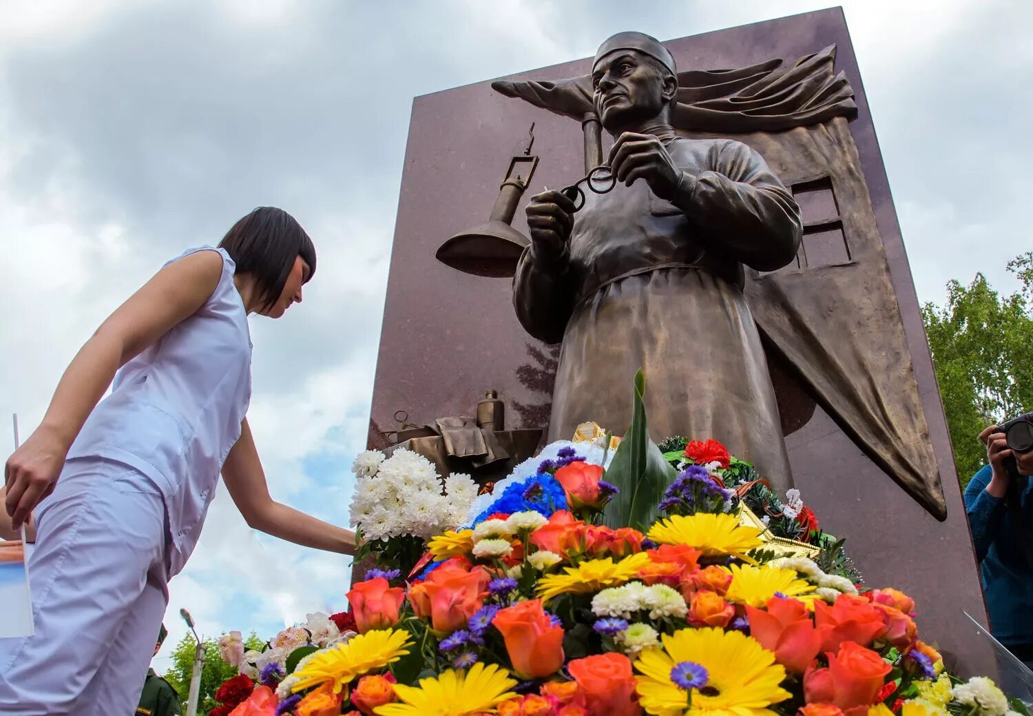 Памятник фронтовому хирургу в Калуге. Памятник военному хирургу Калуга. Калуга памятник военным врачам. Калуга памятники войны.