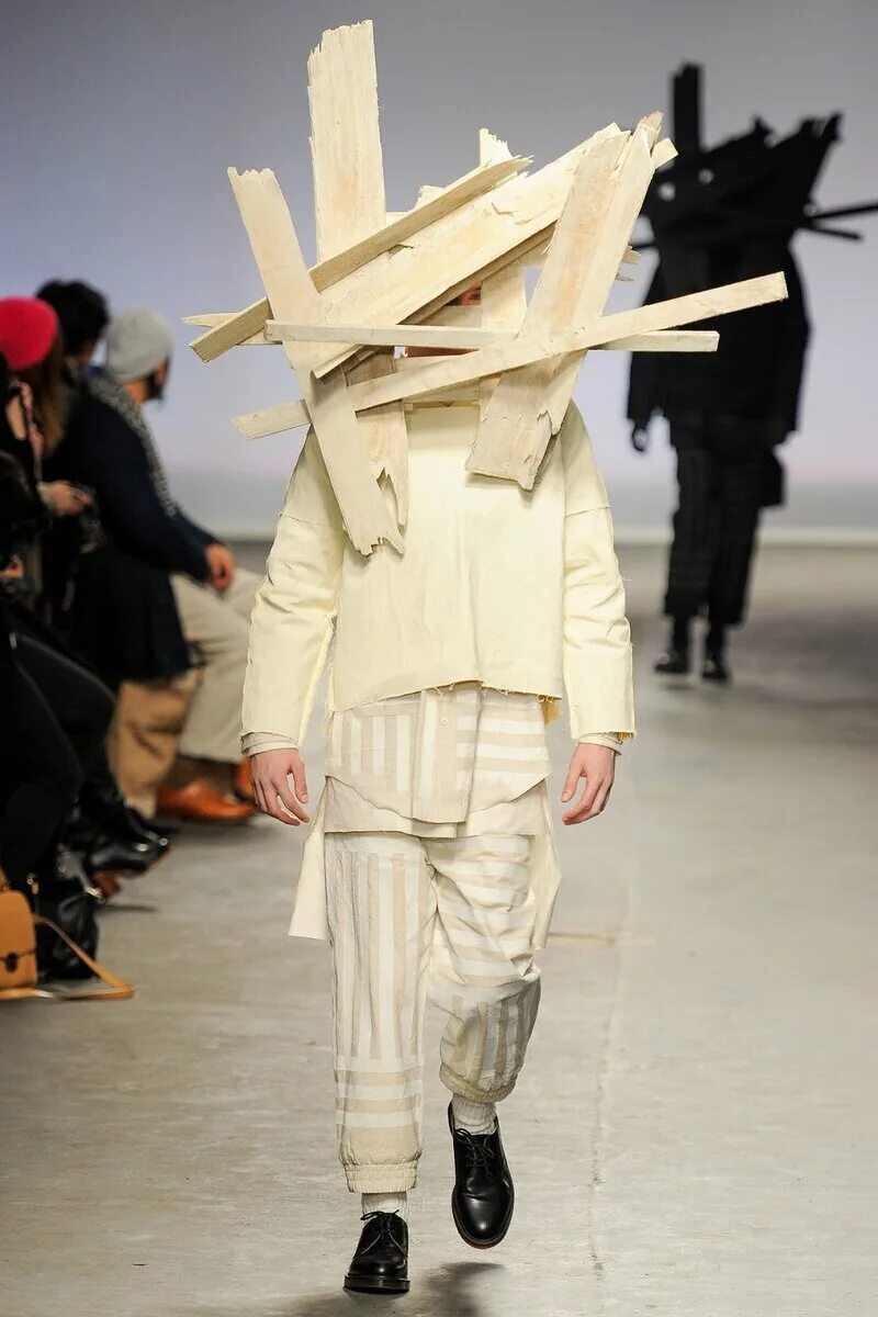 странная одежда. необычная одежда. жан-поль готье высокая мода. необычная одежда. странная одежда.