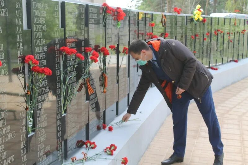 Стена памяти видео. 9 Мая Саянск. 9 Мая Саянск ветераны. Саянск сквер ветеранов. День Победы возложение цветов.