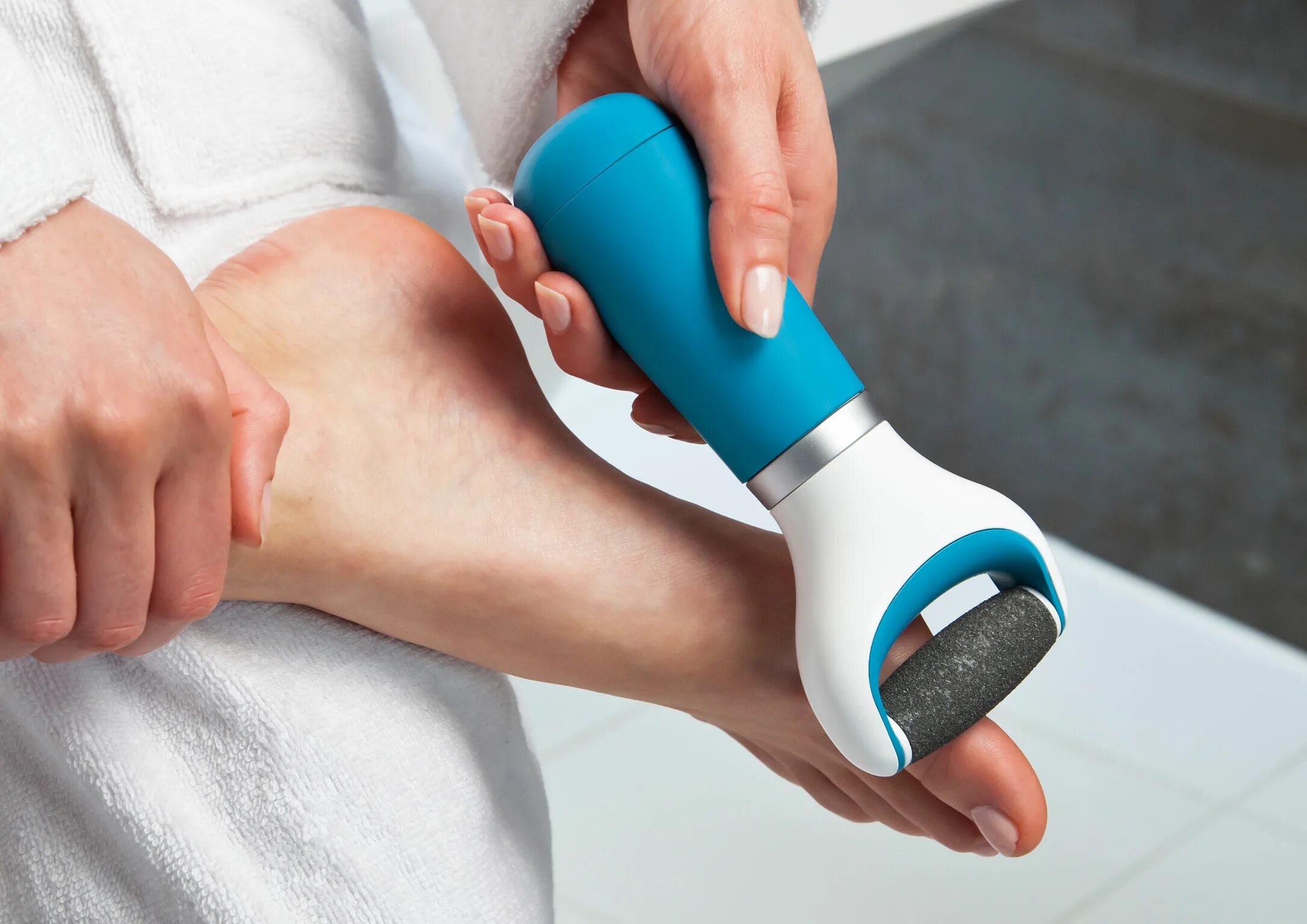 Callus remover. Pedi Spin - японская электрическая пемза. Пилка для ног электрическая. Пилка механическая Scholl. Терка Шолль для пяток.