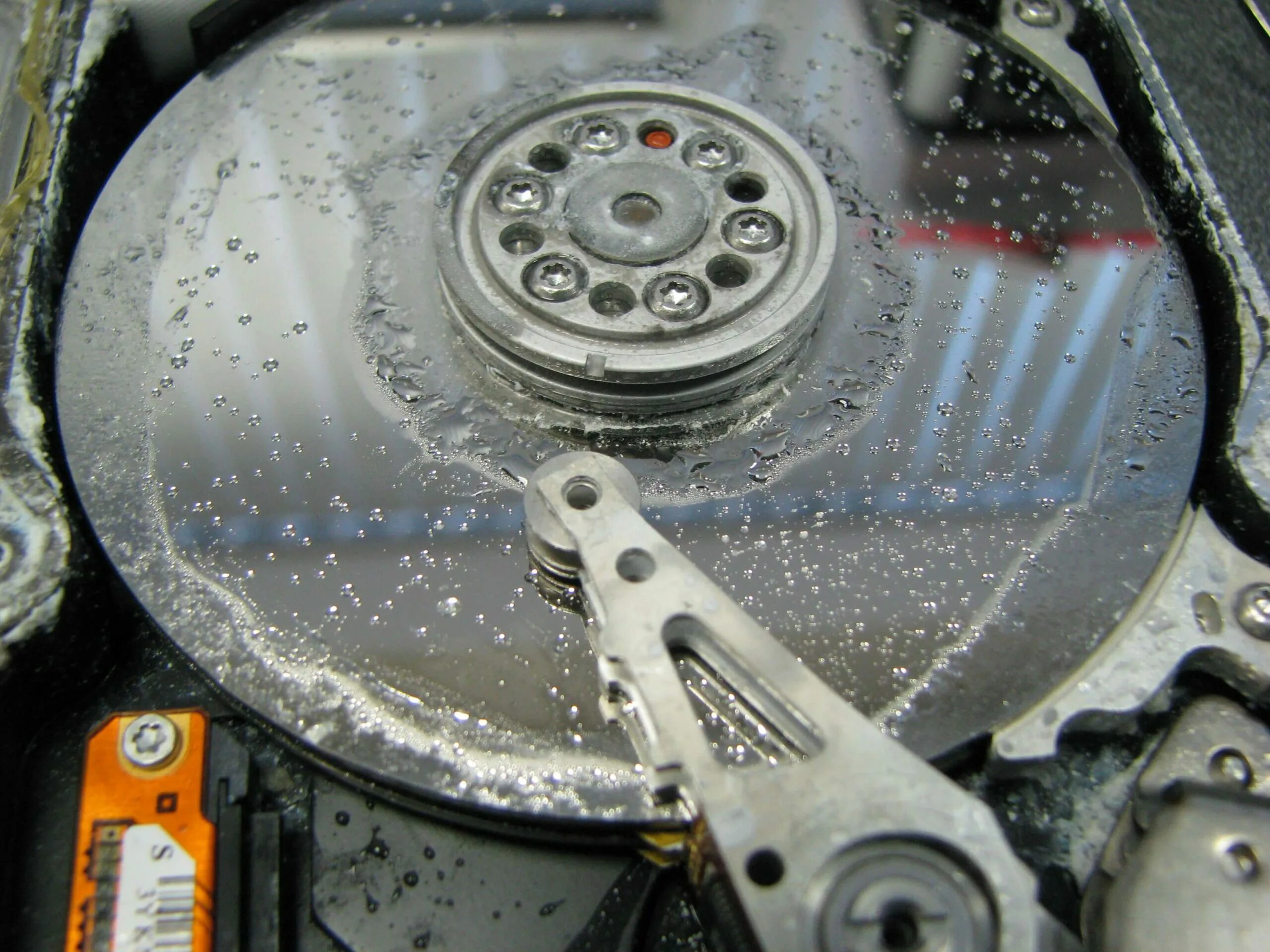 Реанимировать диск. Неисправный HDD. Изношенный жесткий диск. HDD вскрытый. Восстановление жесткого диска.
