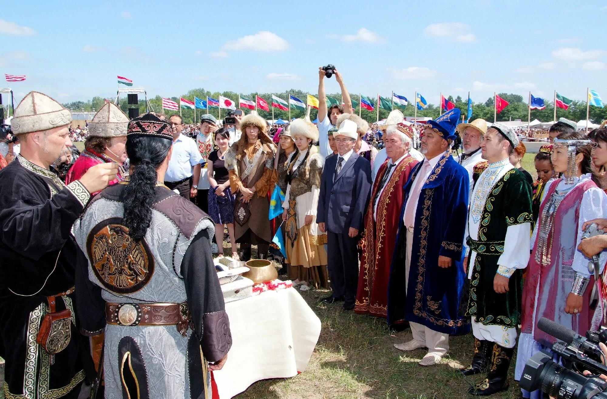 национальный курултай. бишкек курултай фото. национальный курултай. народный курултай киргизия. первый всемирный курултай казахов.