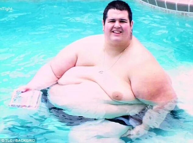 Массивный толстый молодой человек со стриженою