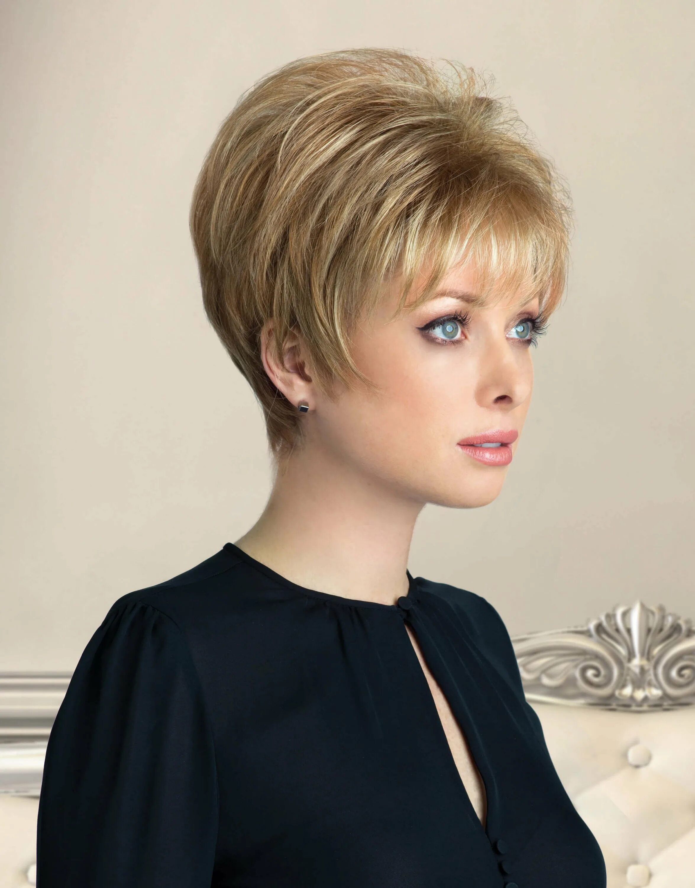 Стрижка шапочка на короткие. Объемные стрижки на короткие волосы. Стрижка каприз гаврош боб. Стрижка женская короткая объемная шапочка. Модельная стрижка женская.