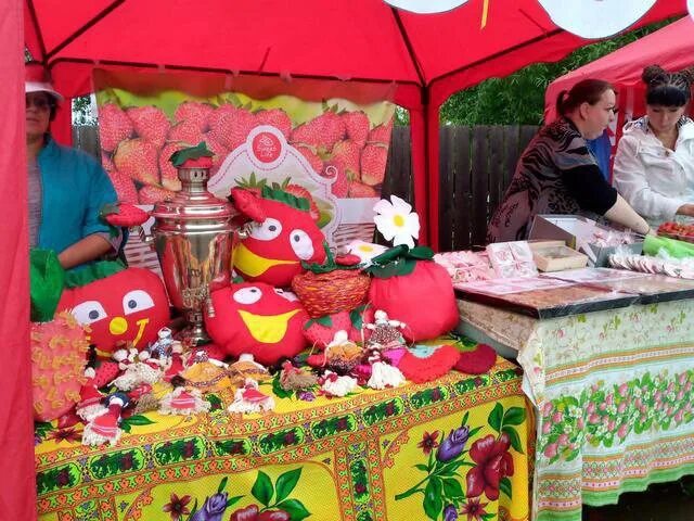 Фестиваль клубники балаково. Клубничный праздник. Когда в москве фестиваль клубники. Костюм на фестиваль клубники. Фестиваль еды.