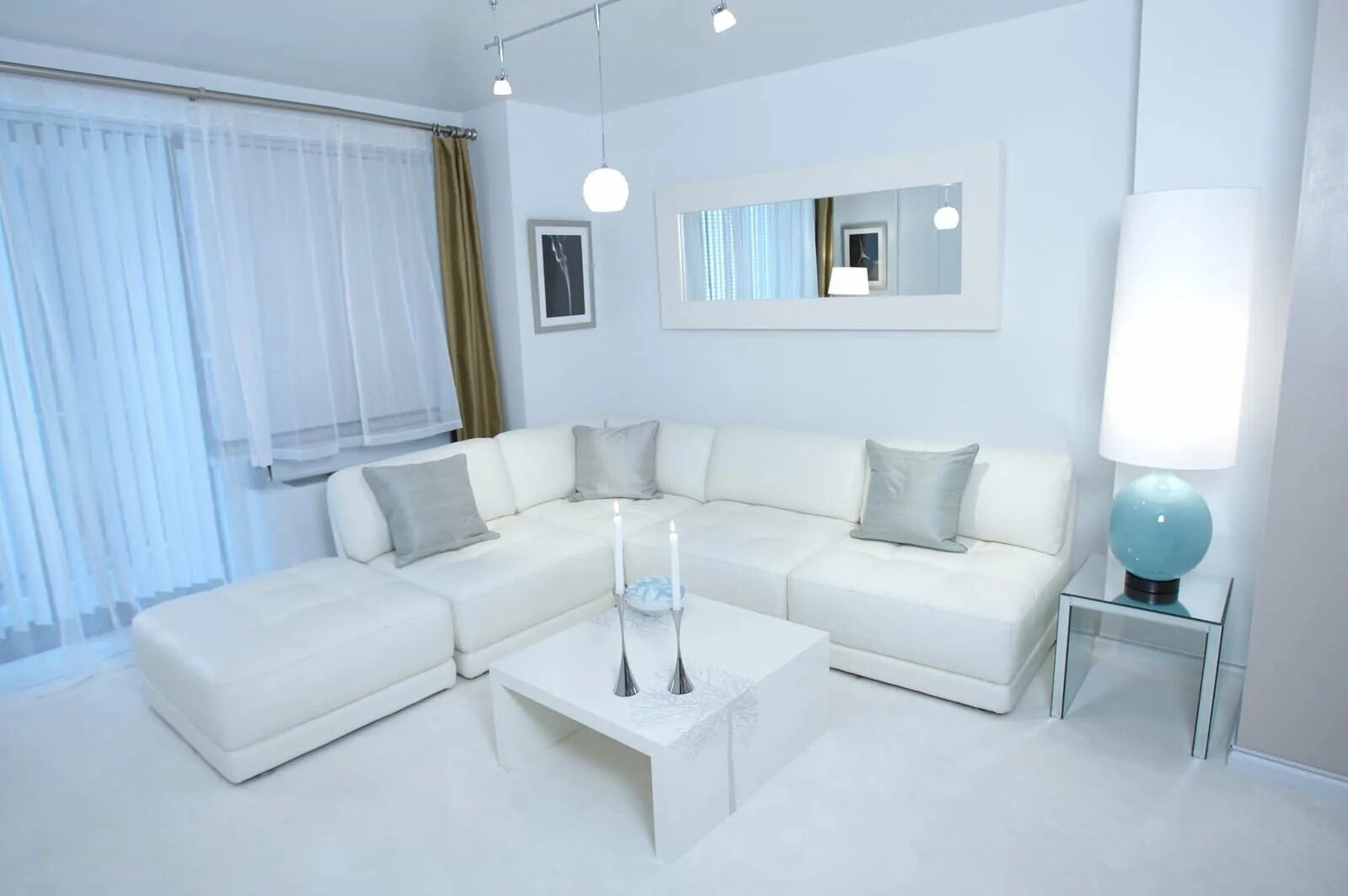 Дизайн интерьера белый. Гостиная в белом цвете. Белый диван в интерьере гостиной. Белый цвет в интерьере квартиры. Интерьер гостиной в белом цвете.