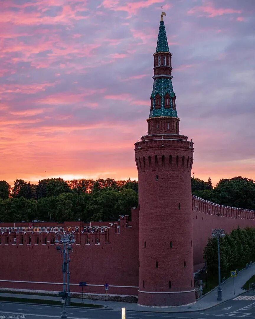 Какая красивая башня. Кремлевская набережная 2023. Кремль на закате. Самая красивая башня Кремля. Москва Кремль закат.