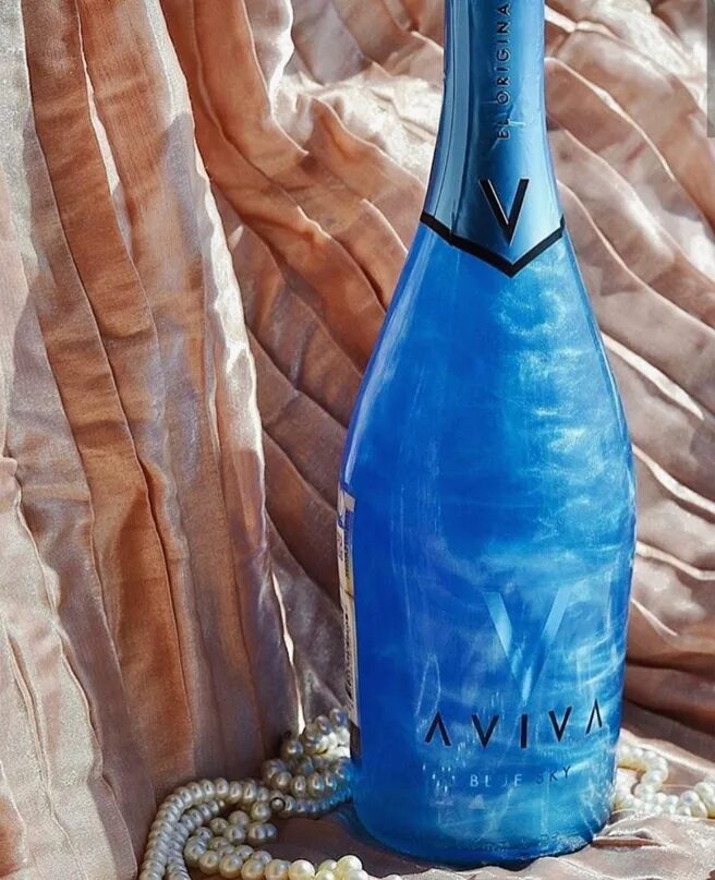 Голубое шампанское с блестками. Игристое вино aviva. шампанское с золотом aviva. авива блю скай. голубое шампанское aviva.