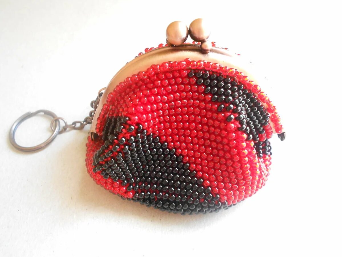 кошельки вышитые стеклярусом. монетница вязаная с бисером. кошелёчки из бисера. кошелек из бисера. кошелек вязаный бисером.
