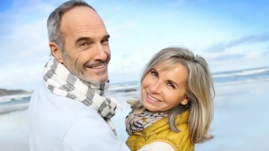 Счастливая пара средних лет. Мужское здоровье. Пожилой мужчина. Человек достигший 50 лет. Красивые 50 летние женщины.