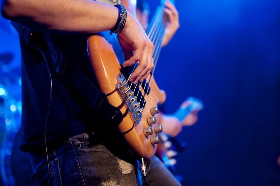 Человек изображает басиста. Фестиваль море гитары. Играет членом на басу. Soladria Music Live photo. Play live music