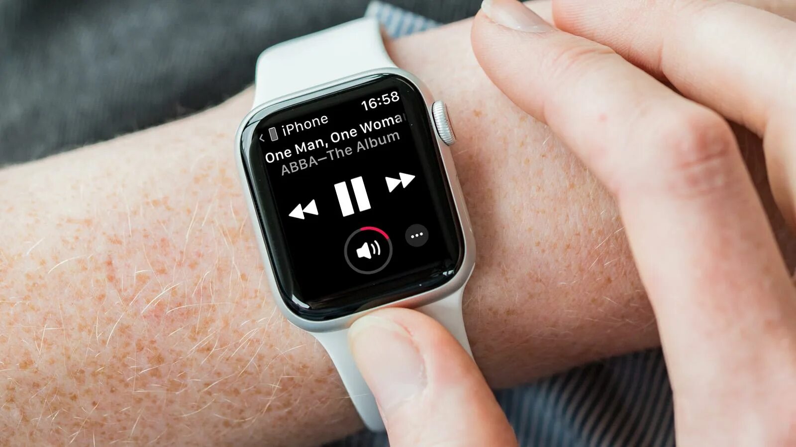 Эппл вотч плеер. Эпл плеер с эпл вотч. Плеер из Apple watch. Плеер на смарт часах круглый. Часы в которых можно слушать музыку