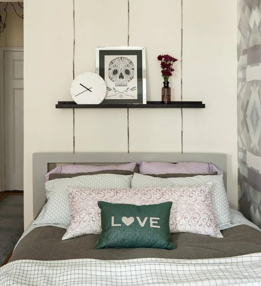 Полочки над изголовьем кровати. Полка над кроватью фото. Полки в спальню настенные. Полочки над кроватью. Полка над кроватью фото.