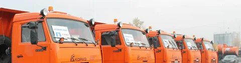 Грузовой автомобиль с включенным проблесковым маячком