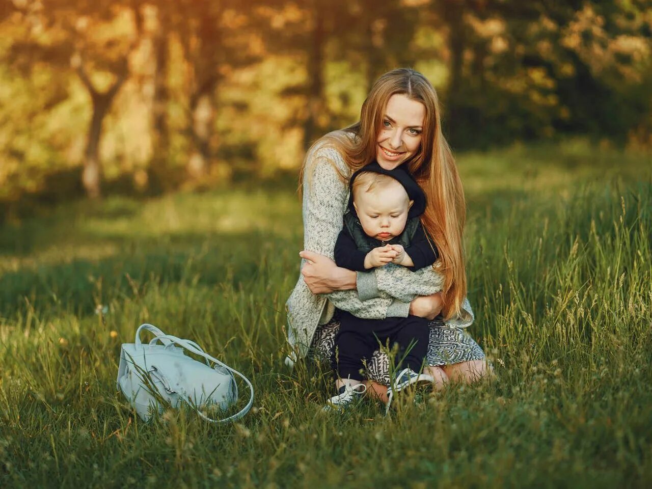 Молодая мама. Фотосессия мамы с сыном 7 лет летом. Маме чудесного сыночка. Симпатичные молодые мамочки. Молодой юный маму