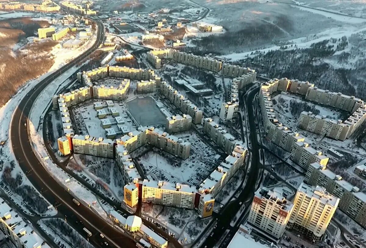 Самый большой округ в мире. Самый длинный дом в России Мурманск. 305 Микрорайон Мурманск. Дом в Мурманске, 1488 м. Мурманск Кольский проспект самый длинный дом.