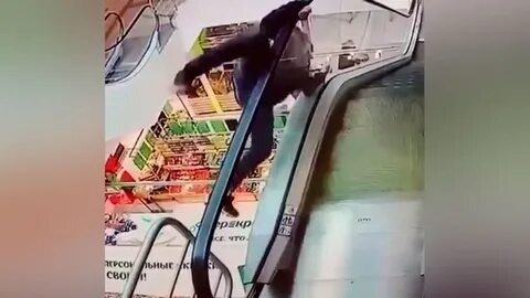 Ребенок упал с эскалатора